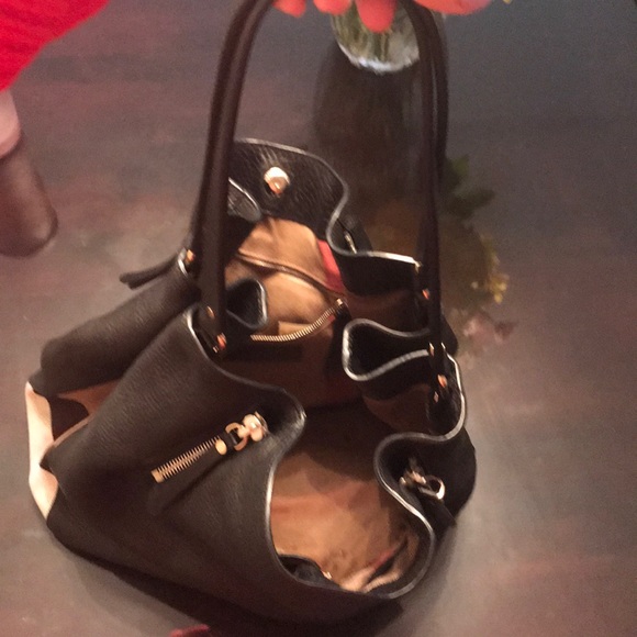 Beautiful black leather Burberry handbag. - Picture 5 of 7